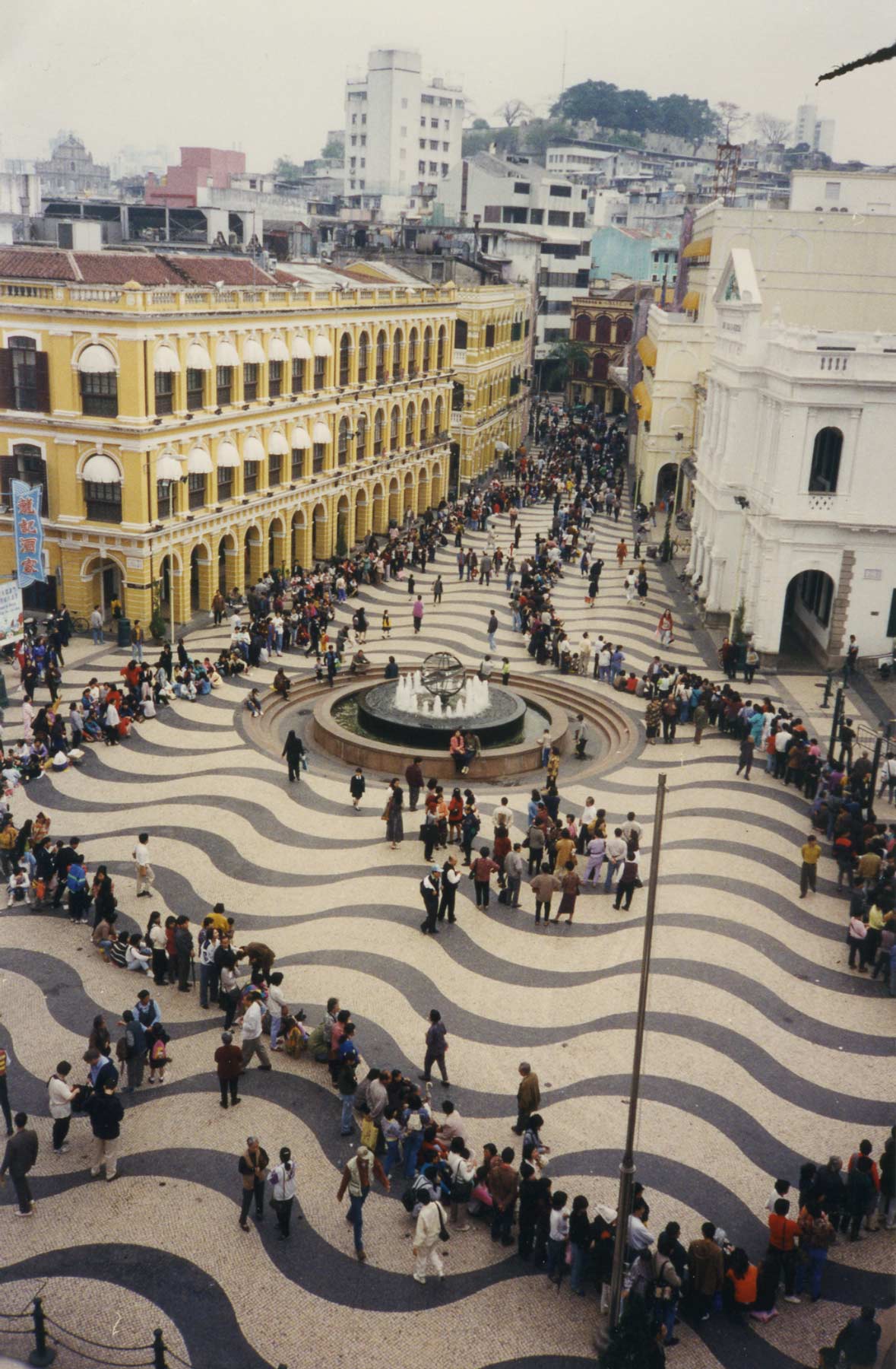 Cidadãos a fazerem fila para adquirir selos recém-emitidos no final da década de 1990