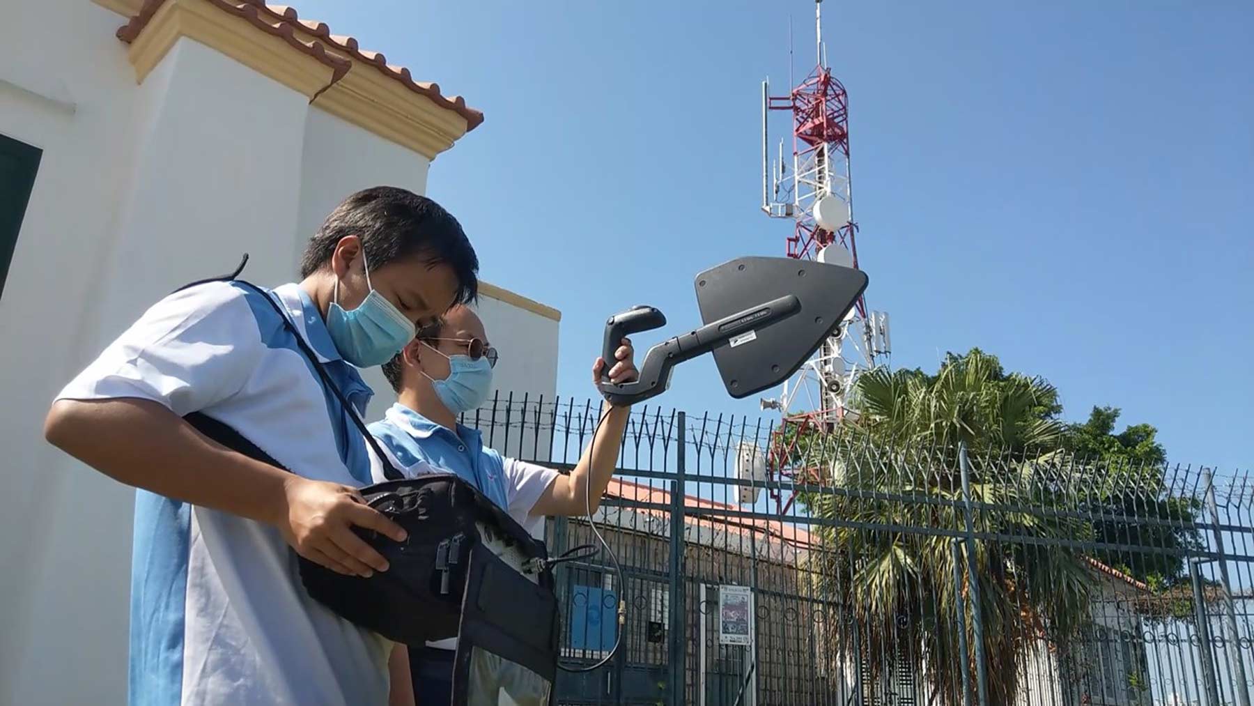 Trabalhadores a realizarem trabalhos de investigação de interferências radioeléctricas através de equipamentos de medição 

